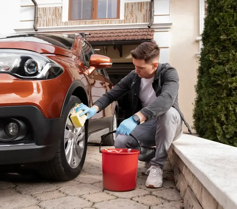 Lavage auto à domicile Saint-Chamant : professionnel intervenant sur un véhicule